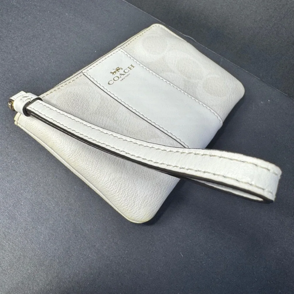 Coach Corner Zip Wristlet Clutch Wallet White Signature Stripe #D2057-58035 EUC‎